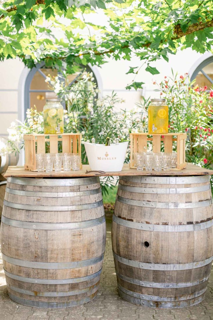 Hochzeit Weingut Mussler Erfrischungen auf Weinf&auml;ssern