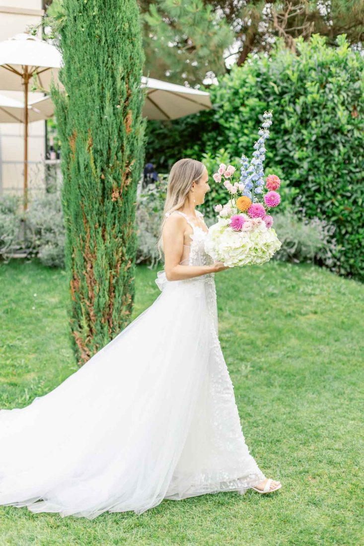 Hochzeit Weingut Mussler Braut Blumenarrangement
