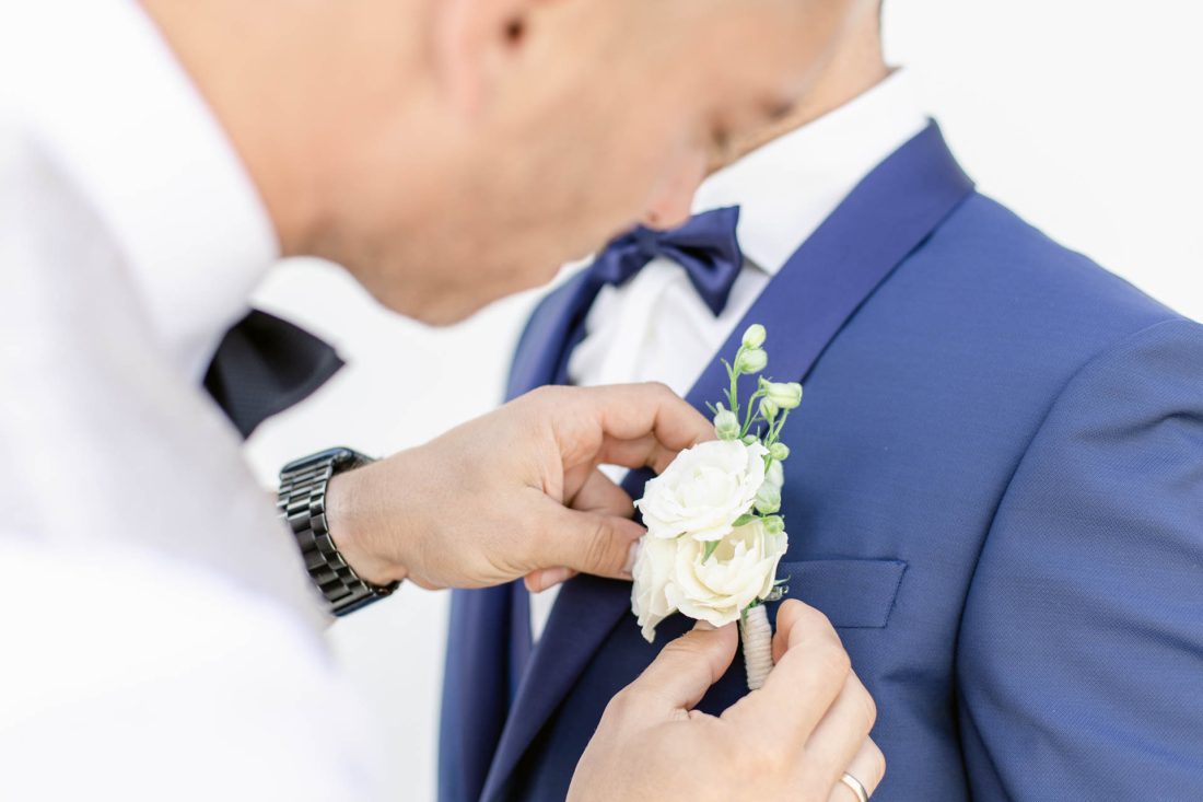 Hochzeit Weingut Mussler Getting Ready Anstecker