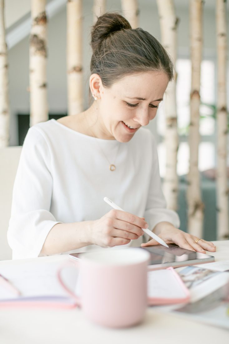 Detailaufnahme einer Unternehmerin bei der Arbeit w&auml;hrend eines Personal Branding Shootings