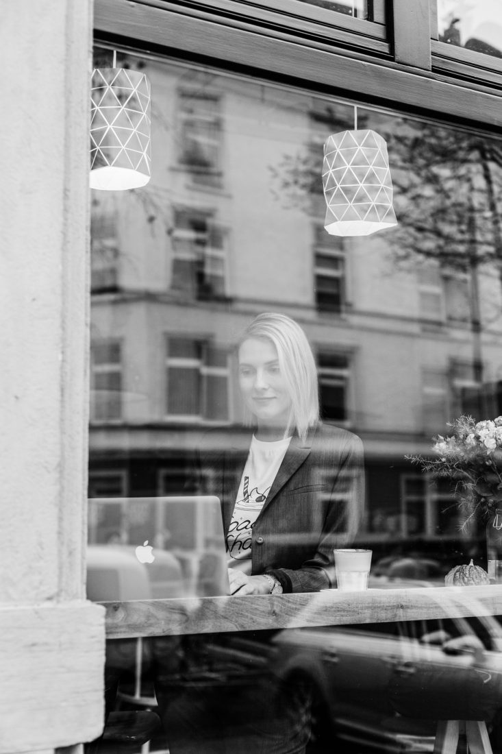 Detailaufnahme einer Unternehmerin bei der Arbeit in einem Cafe w&auml;hrend eines Personal Branding Shootings